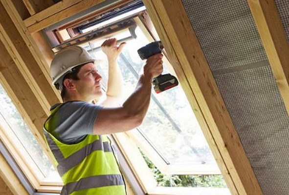 CD186 homme qui pose la fenetre.JPG